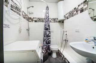 Мини-отель SkyHome Мини-отель Киев Бюджетный одноместный номер без окна с общей ванной комнатой-1